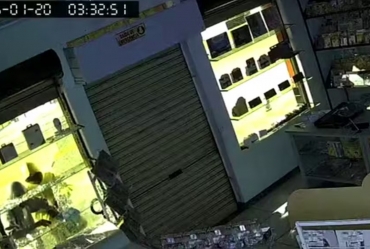 Em segundos dupla furta videogame, caixas de som e câmera de loja em Itararé