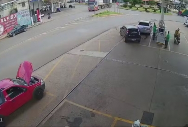 Motociclista atinge em cheio caminhão ao entrar em rotatória em Capão Bonito