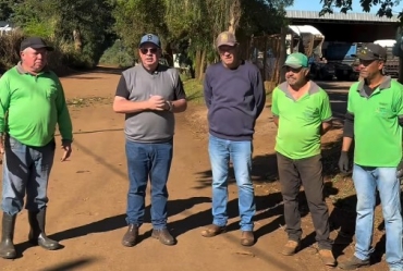 Prefeito Marcão do Haras acompanha melhorias em estradas rurais do Bairro Pinheirinho