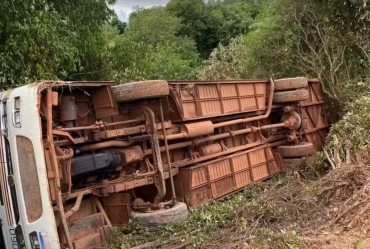 Ônibus que transportava trabalhadores rurais tomba em Paranapanema