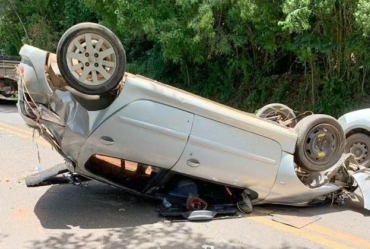 Carro capota e deixa mulher ferida em rodovia de Pilar do Sul