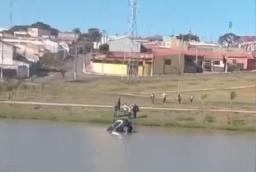 Carro desgovernado cai em lago e fica submerso em Tatuí