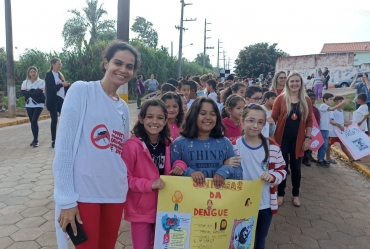 Passeata de conscientização contra dengue em Sarutaiá 