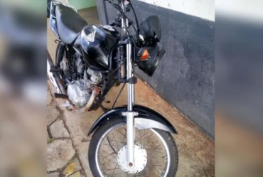 Jovem é preso após ser flagrado com moto roubada em Cerqueira César