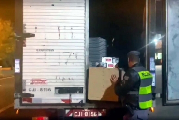 Polícia Rodoviária apreende carregamento de cigarro contrabandeado em Avaré; dupla foi presa