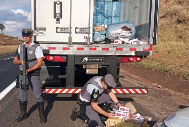 PF apreende grande quantidade de cigarros contrabandeados na SP-280 em Santa Cruz do Rio Pardo