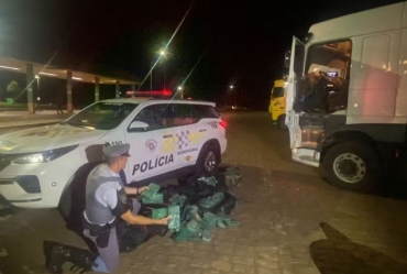 Polícia Rodoviária flagra motorista com mais de 300 quilos cocaína escondidos em caminhão