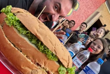 Influenciador Ricardo Corbucci aceita desafio e come lanche de mais de 3kg em Bernardino de Campos: 'Precisa mastigar bastante'