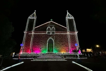 Emoção e muito brilho marcam a inauguração das decorações do Natal Espetacular em Timburi