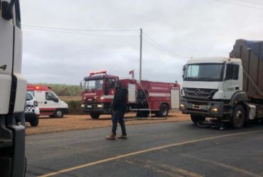 Moto fica presa embaixo de treminhão e vítima é arremessada longe em Itaí