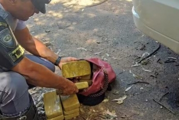 Passageira de ônibus é flagrada com tabletes de pasta base cocaína em rodovia de Bauru