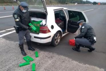 Homem é preso com quase 500 quilos de maconha dentro de carro em rodovia de Itatinga