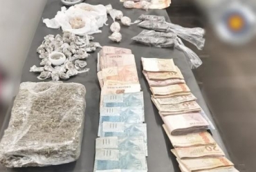 PM apreende dezenas de porções de drogas e mais de R$ 3 mil 