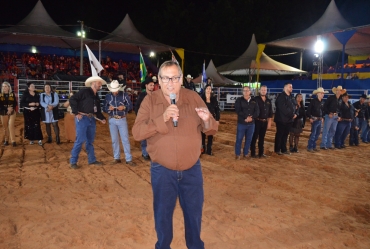 Festa do Peão de Tejupá começa em grande estilo com show de Gino & Geno