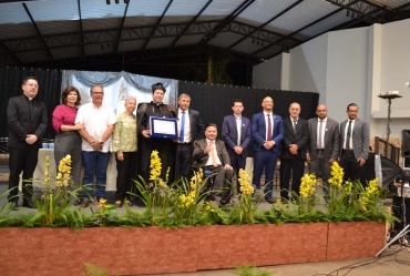 Padre Carlos Garcia recebe Título de Cidadão Farturense em Sessão Solene marcada por emoção e homenagens