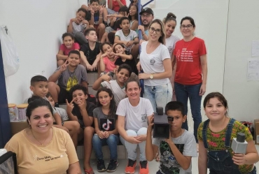 Crianças do Espaço Amigo fazem entrevistas e visitam locais de atendimento público