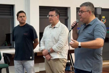 Prefeito Roberto Araujo anuncia projeto que valoriza profissionais da Educação