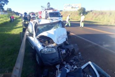 MOTORISTA MORRE APÓS BATER CARRO DE FRENTE COM PICAPE NA SP-255 ENTRE ITAÍ E TAQUARITUBA