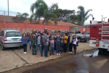 Alunos de Itaí participam de palestra de como é ser um bombeiro  