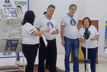 Acia premia consumidores de Avaré da campanha Vales-Compra