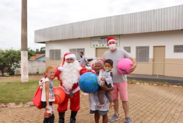 PAPAI NOEL ENTREGA PRESENTES PARA CRIANÇAS DE CORONEL MACEDO