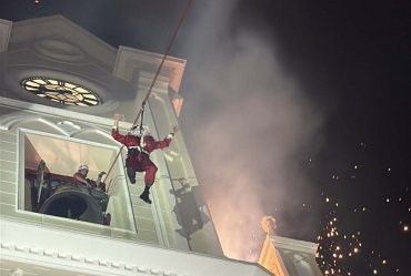 Chegada do Papai Noel de tirolesa emociona milhares de pessoas no coração de Avaré