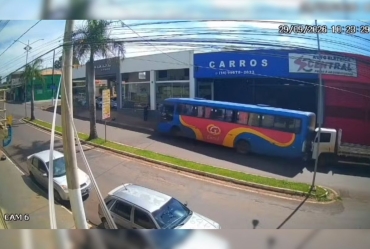 Ônibus perde o freio, atinge dois veículos e para de ré em rua de Santa Cruz do Rio Pardo
