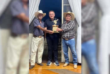 Profissionais do rodeio Prata da Casa homenageiam o prefeito Roberto Araujo
