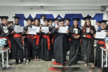 Alunos da EJA participam de formatura; matrículas para 2º semestre seguem abertas