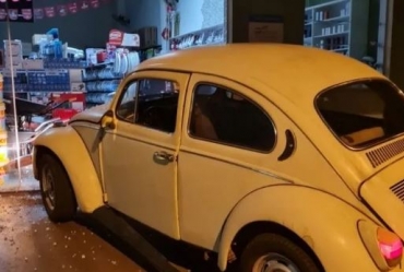 Homem invade loja com Fusca, furta dinheiro e foge a pé após veículo não funcionar em Águas de Santa Bárbara