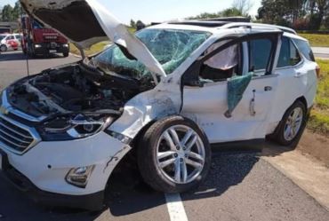 Idosos ficam feridos após carro ser atingido por carreta em rodovia de Piraju