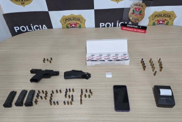 Polícia Civil de Piraju prende homem e apreende arma, munições, droga e máquinas de jogo em bar