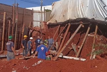 Trabalhador fica ferido após deslizamento de terra em obra de Piraju