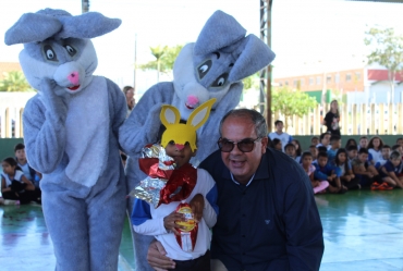 Prefeito Marcão do Haras entrega ovos de páscoa e realiza gesto de inclusão 