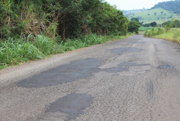 Prefeitura de Fartura realiza operação tapa-buraco emergencial na Vicinal da Taquara Branca
