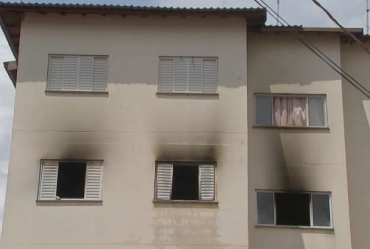 Incêndio atinge e destrói apartamento em condomínio residencial