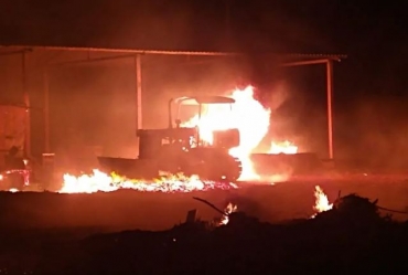 Incêndio atinge área de plantação de cana e barracão da prefeitura em Santa Cruz do Rio Pardo