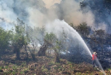 Fevereiro inicia com combate à incêndio próximo à rotatória da Avenida Mário Covas sentido Itaí