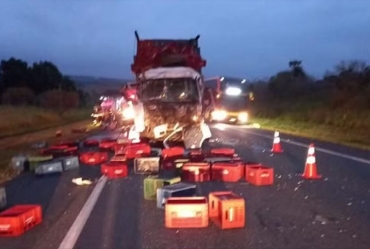 Motorista de caminhão fica ferido após colisão traseira em rodovia de Itaberá