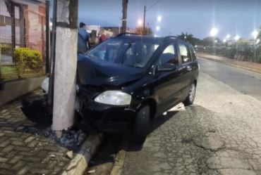 Motorista embriagado bate carro em poste após sair de festa