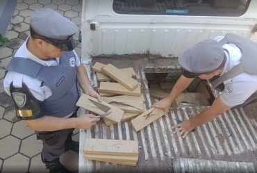 Polícia Rodoviária apreende mais de 200 quilos de maconha em assoalho de Kombi
