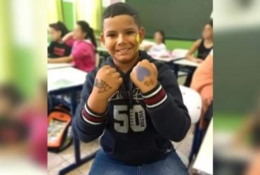 Menino perde movimento das pernas ao cair em rede de esgoto enquanto andava de bicicleta