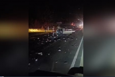 Caminhoneiro sobre mal súbito e bate contra duas carretas na SP-258 em Capão Bonito