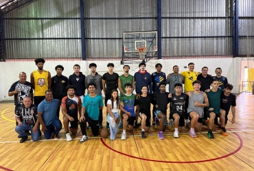 Prefeito Roberto Araujo acolhe alunos e reforça legado do professor Polenta no basquete de Avaré