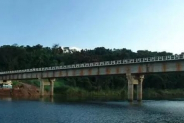 Caminhão cai de rodovia e afunda em rio em Paranapanema