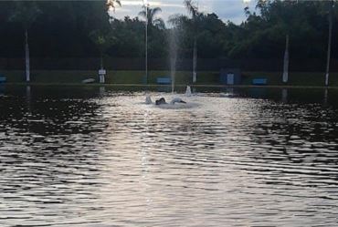 Mãe e filha são resgatadas após objeto furar pedalinho em lago no interior de SP