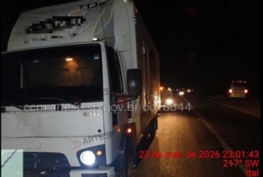 Pedestre morre após ser atropelado por caminhão na SP-255 em Itaí