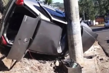 Carro fica preso entre poste e barranco após capotar em Piraju