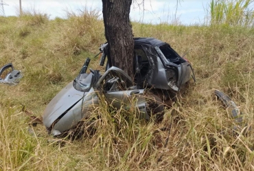 Homem morre após bater carro em árvore às margens da Rodovia Raposo Tavares em Piraju