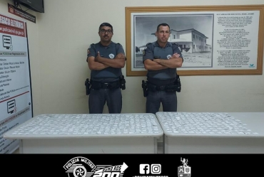 EM ÁGUAS DE SANTA BÁRBARA, POLÍCIA MILITAR PRENDE HOMEM COM QUASE 500 PORÇÕES DE COCAÍNA